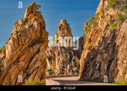 Rocce Taffoni, arancione porphyritic rocce di granito su strada a Les Calanche de Piana, Sito Patrimonio Mondiale dell'UNESCO, vicino alla città di Piana, Corsica, Francia