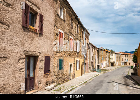 Case in città sulla collina di Albertacce in Golo River Valley, sotto il Monte Cinto massiccio, Niolo regione, Haute-Corse reparto, Corsica, Francia Foto Stock