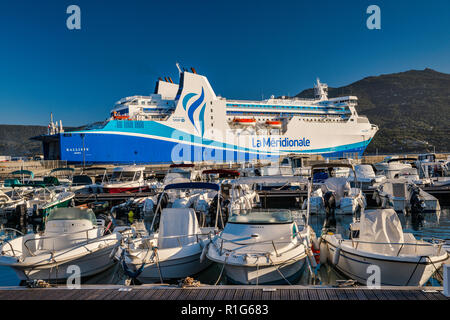 M/F Kalliste traghetto, barche a vela a Marina a Golfe de Valinco Propriano, Corse-du-Sud, Corsica, Francia Foto Stock
