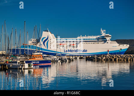 M/F Kalliste traghetto, barche a vela a Marina a Golfe de Valinco Propriano, Corse-du-Sud, Corsica, Francia Foto Stock
