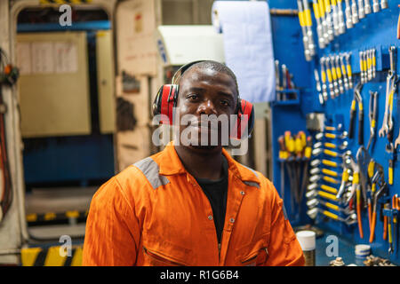 Marine ufficiale di macchina lavora nella camera del motore Foto Stock