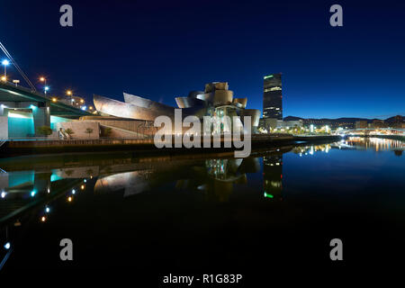 Museo Guggenheim a sera, Bilbao, Biscaglia, Paesi Baschi, Spagna, Europa Foto Stock