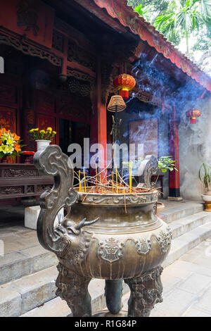 Bastoncini di incenso bruciato all'ingresso del Thien Mu tempio Buddista pagoda vicino a Hue in Vietnam Foto Stock