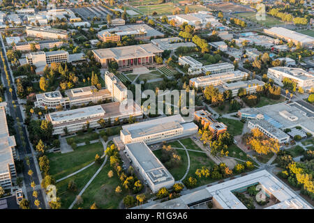 Los Angeles, California, Stati Uniti d'America - 21 Ottobre 2018: nel tardo pomeriggio vista aerea della California State University di Northridge campus centrale degli edifici nel Foto Stock