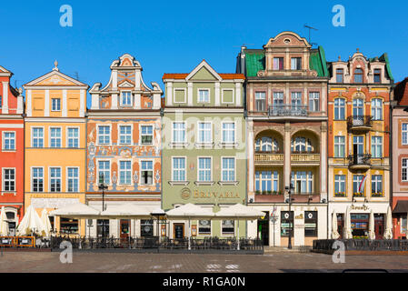 Piazza Poznan, vista panoramica delle colorate case barocche nella Piazza del mercato (Stary Rynek) nel centro storico di Poznan, Polonia. Foto Stock