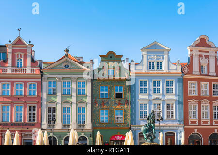 Regione Wielkopolska Polonia colore, vista del barocco colorati edifici a capanna in piazza del mercato a Poznan Città Vecchia, Polonia. Foto Stock