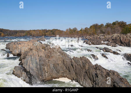 Fast acqua che scorre lungo il fiume Potomac nel grande Parco Nazionale delle Cascate Virginia STATI UNITI D'AMERICA Foto Stock