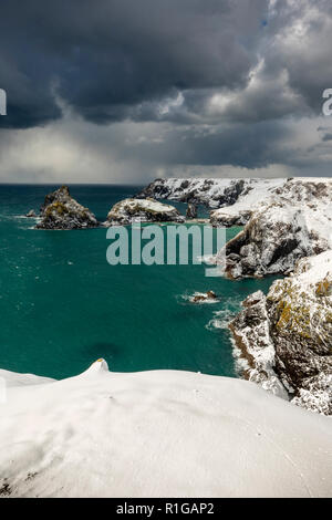 Kynance Cove; nella neve; Cornovaglia; Regno Unito Foto Stock