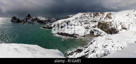 Kynance Cove; nella neve; Cornovaglia; Regno Unito Foto Stock