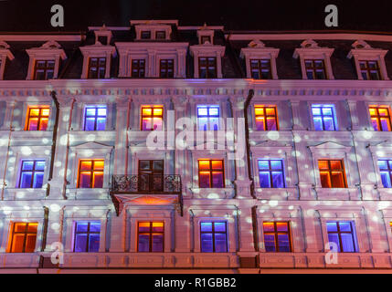 RIGA, Lettonia, 17 novembre 2017: Festival Staro Riga, trasmissione via IR di Riga celebrando 99th anniversario dell indipendenza. Metamorfosi IN VECRIGA, Jekaba street Foto Stock