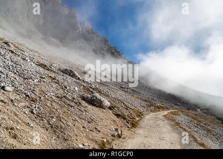 Escursionismo nella nebbia di mattina sulle Tre Cime di Lavaredo, Dolomiti, Alto Adige Foto Stock