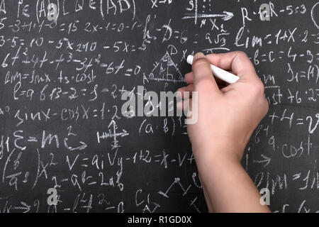 Blackboard inscritto con formule scientifiche e i calcoli in fisica e matematica, immagine di sfondo, la correzione di errore di concetto Foto Stock