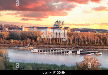 Panorama dell'abbazia di Melk con il fiume Danubio e la foresta di autunno Foto Stock