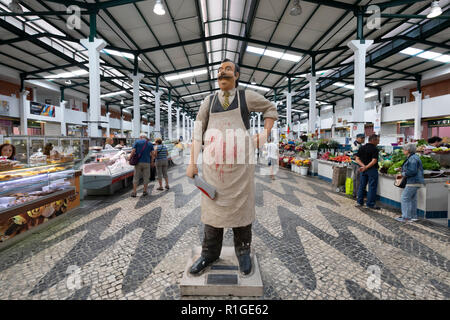 Statua di macellaio all'interno del Mercado do Livramento preso al mattino, Avenida Luisa Todi, Setúbal, regione di Lisbona, Portogallo, Europa Foto Stock
