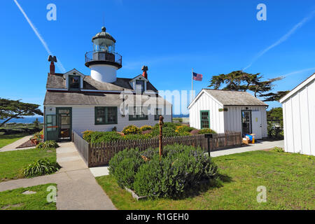 I giardini e la dépendance del punto Pinos, la più antica opera continuamente faro sulla costa ovest, sulla baia di Monterey in Pacific Grove, California Foto Stock