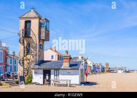 Aldeburgh Suffolk Aldeburgh beach spiaggia ghiaiosa spiaggia ghiaiosa con la mitica Torre della spiaggia di Aldeburgh Lookout arte internazionale destinazione REGNO UNITO Foto Stock