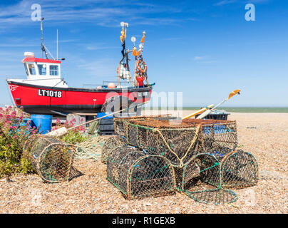 Aldeburgh Suffolk Aldeburgh tradizionale barca da pesca e aragosta pentole sulla spiaggia spiaggia di Aldeburgh Suffolk England Regno Unito GB Europa Foto Stock