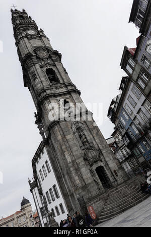 Clérigos chiesa Igreja dos Clérigos, è una chiesa barocca nella città di Porto, Portogallo. Il suo alto campanile e la Torre dos Clérigos, può essere visto Foto Stock