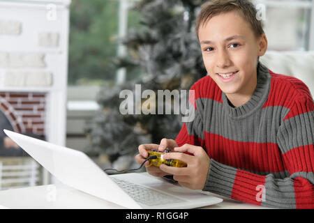 Ritratto di un felice teen boy giocando Foto Stock