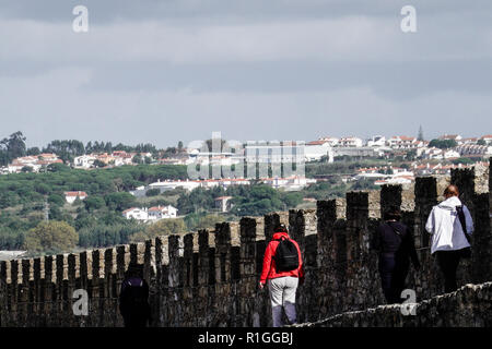 Una scena di strada in Óbidos, una città e comune del Oeste sottoregione in Portogallo con una popolazione di circa 3100 abitanti. Foto Stock