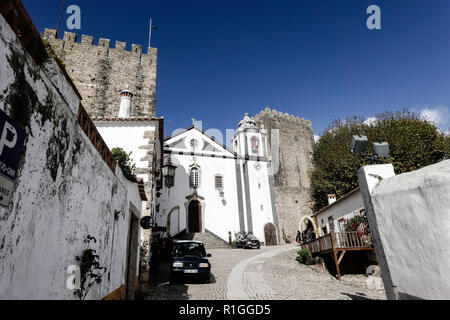 Una scena di strada in Óbidos, una città e comune del Oeste sottoregione in Portogallo con una popolazione di circa 3100 abitanti. Foto Stock