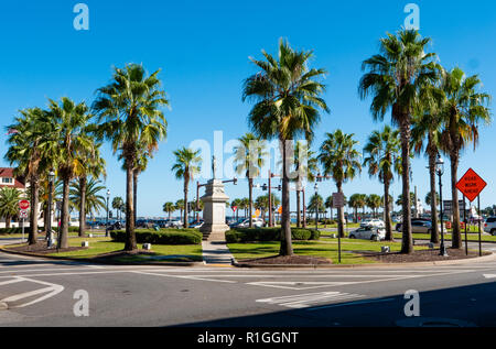 Statua commemorativa di Ponce de Leon esploratore spagnolo conquistador e 'discoverer' della Florida per un orlata di palme cerchio di traffico in Sant'Agostino - USA Foto Stock