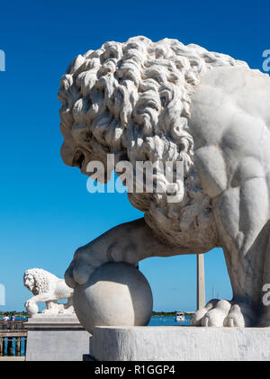 Coppia di medici di Lion e di sculture a sfera fiancheggiante l'ingresso al Ponte dei Leoni a St Augustine, Florida USA basato su un originale romano Foto Stock