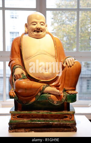 Buddha di porcellana della dinastia Ming presso il British Museum di Londra, Regno Unito Foto Stock