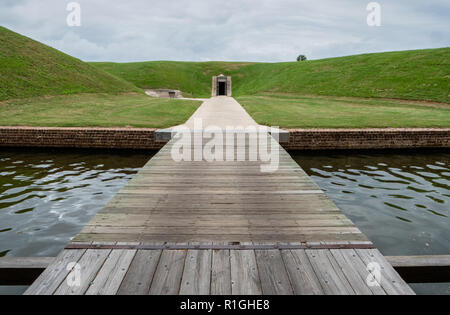 Vista sul ponte levatoio e il fossato per la metropolitana arsenale di Fort Pulaski monumento nazionale a guardia del fiume Savannah in Georgia negli Stati Uniti Foto Stock