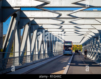 Recentemente ristrutturato (2018) Ashton Avenue swing ponte sopra il fiume Avon a Bristol REGNO UNITO ora trasporta pedoni bici e il M2 Metrobus Foto Stock