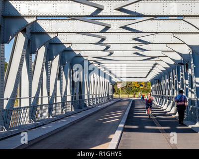 Recentemente ristrutturato (2018) Ashton Avenue swing ponte sopra il fiume Avon a Bristol REGNO UNITO ora trasporta pedoni bici e il M2 Metrobus Foto Stock