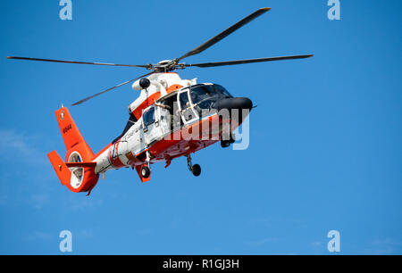 US Coast Guard elicottero volando sopra la costa della Georgia a Tybee Island Savannah Foto Stock