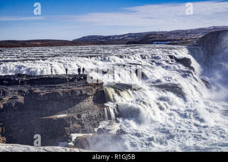 20 Aprile 2018: Gullfoss, Islanda - visitatori nella parte superiore della cascata di Gullfoss, una delle principali attrazioni turistiche della zona a sud dell'Islanda. Foto Stock