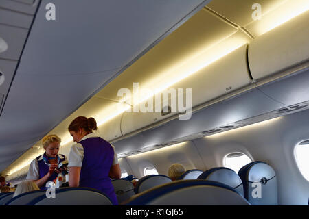 Monarch Airlines. Cabina a bordo di un aeromobile Monarch. Malaga, Andalusia, Spagna, Europa Foto Stock