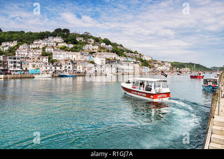 6 Giugno 2018: Looe, Cornwall, Regno Unito - barca con fondo di vetro per partire per una crociera sul Fiume Looe. Foto Stock