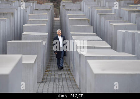 Sindaco di Londra Sadiq Khan paga i suoi rispetti al memoriale per gli ebrei assassinati in Europa a Berlino, Germania, durante una visita di tre giorni a capitali europee dove incontrerà i dirigenti aziendali e i politici. Foto Stock