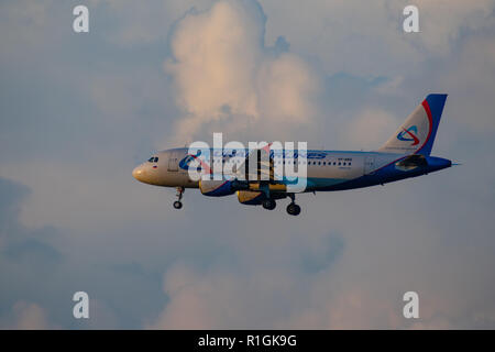 8 luglio 2018 la Russia, Mosca. L'aeromobile Airbus A319 Ural Airlines sta atterrando all'Aeroporto di Domodedovo. Foto Stock