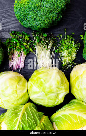 Cavolo bianco, cavolfiori, broccoli, verdi ravanello, crescione, insalata di rucola, germogli di senape. Uno stile di vita sano, rimanere giovane e moderno ristorante cuisin Foto Stock