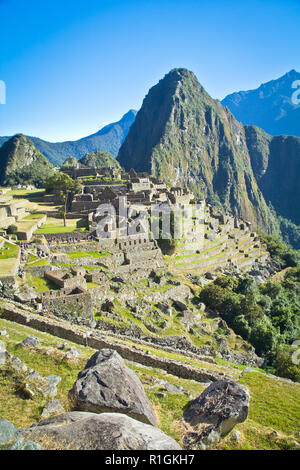 Machu Picchu, una cittadella Inca è impostata su un livello elevato nella catena delle Ande, Perù, sopra il fiume Urubamba valley. Costruito nel XV secolo e successivamente abandonded Foto Stock