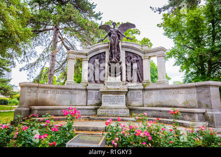 Il memoriale per gli ingegneri del RMS Titanic. Il bronzo e granito memorial è stato originariamente presentato da Sir Archibald Denny, presidente dell'Ins Foto Stock