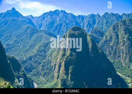 Machu Picchu, una cittadella Inca è impostata su un livello elevato nella catena delle Ande, Perù, sopra il fiume Urubamba valley. Costruito nel XV secolo e successivamente abandonded Foto Stock