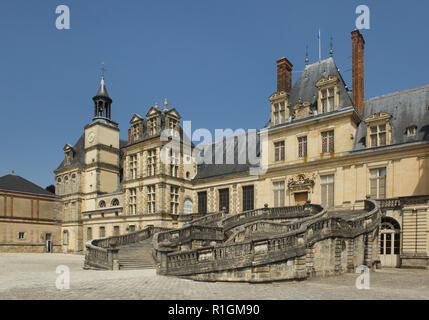 Il ferro di cavallo scalinata del Palazzo di Fontainebleau (Château de Fontainebleau) nei pressi di Parigi, Francia. La scalinata a ferro di cavallo è stato originariamente costruito per il re Enrico II dal Rinascimento francese architetto Philibert Delorme (Philibert de l' Orme) tra 1547-1559, poi ricostruita per il re Luigi XIII da Jean Androuet du Cerceau in circa 1632-1634. Foto Stock