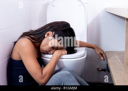 Latino bella donna seduta in bagno che soffrono di anoressia bulimia sensazione disperata e triste e colpevole nei disturbi del comportamento alimentare e mal gravidanza c Foto Stock