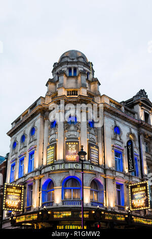 Il Gielgud Theatre è un West End theatre, situato su Shaftesbury Avenue nella City of Westminster, Londra, all'angolo di Rupert Street. Il Traghetto Foto Stock