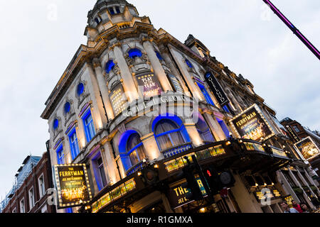 Il Gielgud Theatre è un West End theatre, situato su Shaftesbury Avenue nella City of Westminster, Londra, all'angolo di Rupert Street. Il Traghetto Foto Stock