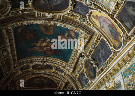 Soffitto dipinto dal francese pittore manierista Martin Fréminet illustrando il tema della redenzione dell uomo nella Trinità Cappella del Palazzo di Fontainebleau (Château de Fontainebleau) nei pressi di Parigi, Francia. La cappella è stata decorata nel XVI secolo sotto il re Enrico IV e il re Luigi XIII. Foto Stock