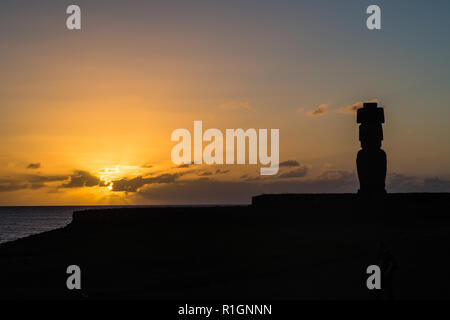 Silhouette Moia nell isola di pasqua durante il tramonto Foto Stock