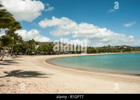 Vista di Airlie Beach con Palm tree,s turchese del mare, cielo blu e Golden Sands. Foto Stock