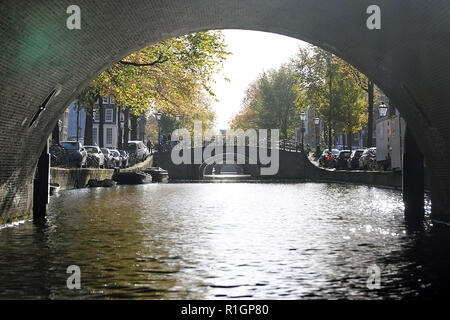 Reguliersgracht è uno dei più pittoreschi e tranquilli canali nel centro di Amsterdam. È anche la posizione del 'Sanche ponti Amsterdam" dove è possibile visualizzare sette ponti in una fila. Foto Stock