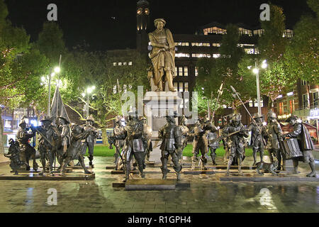 La statua di Rembrandt di notte su piazza Rembrandt (Rembrandtplein) si trova sulla piazza principale nel centro di Amsterdam, Paesi Bassi, chiamato dopo l'artista Rembrandt. Nella parte anteriore sono sculture della guardia notturna - il suo più celebre dipinto. Foto Stock